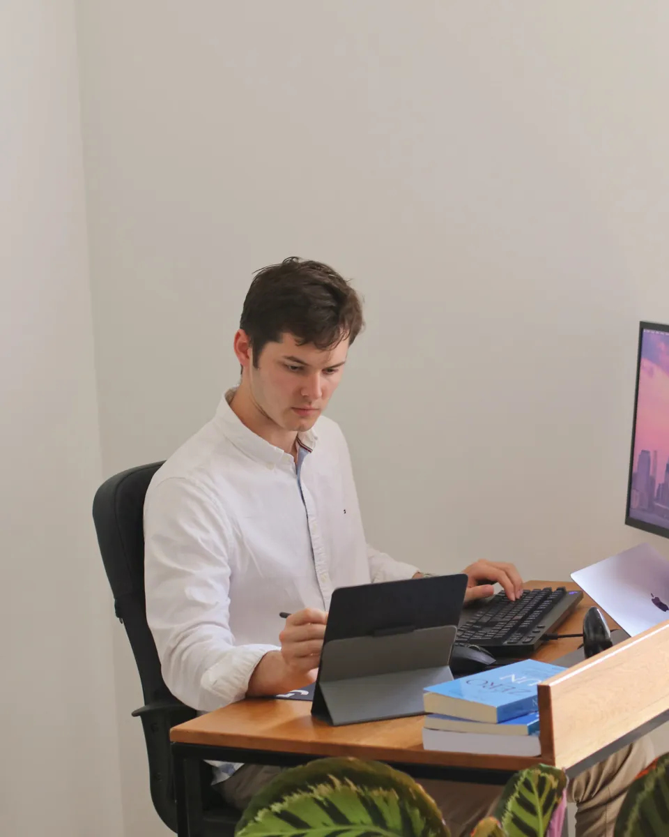 Tanguy Botton-Amiot à son bureau